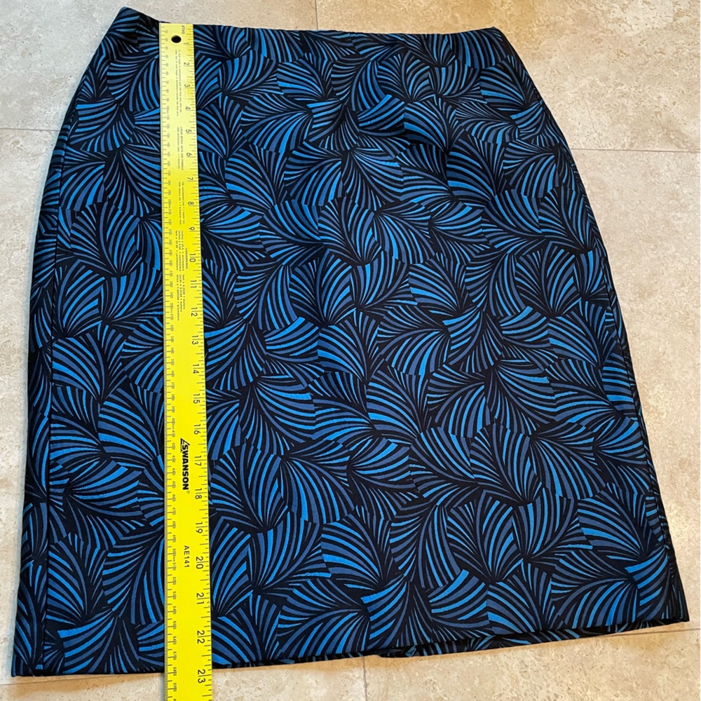 Stunning navy blue textured / patterned pencil skirt,